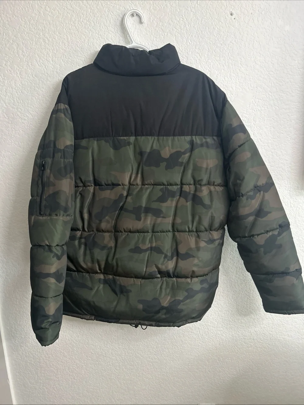 H&M Men's Camouflage Puffer Jacket - Green & Black